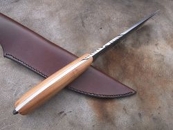 Couteau L.LATASTE manche robinier avec lame en acier forgé et guillochage.