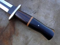 Dague L.LATASTE manche en bois d' ébènes avec lame en acier forgé, double tranchant.