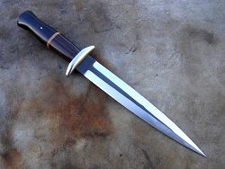 Dague L.LATASTE manche en bois d' ébènes avec lame en acier forgé, double tranchant.