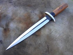 Dague L.LATASTE manche en loupe d'orme avec lame en acier forgé, double tranchant.