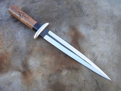 Dague L.LATASTE manche en loupe d'orme  avec lame en acier forgé, double tranchant.