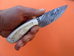 Dague de chasse L.Lataste manche oryx et damas, présentation tenue en main.