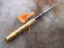Couteau de cuisine forgé, manche en palmier avec lame en acier xc75, guillochage du dos de la lame.
