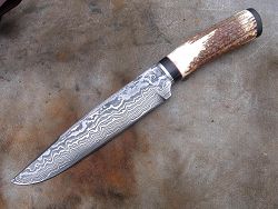 Couteau L.LATASTE manche cerf et ébène avec lame en damas forgé.
