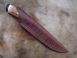 Couteau L.Lataste manche cerf et ébène, lame damas dans son étui en cuir.