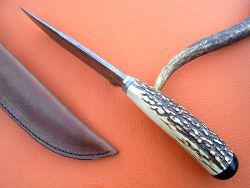 Dague de chasse lame damas, détails du manche et de la garde en damas forgé.