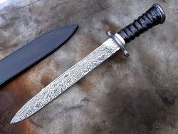 Dague de chasse avec manche en bois de cerf et lame en damas forgé.