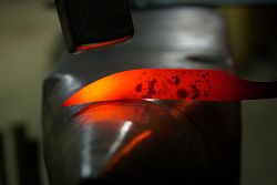 Dague de chasse pièce unique.Manche en bois de cerf élaphe de la forêt Landaise, pommeau ébène et garde en damas forgé.Lame en damas forgé avec 3 aciers différents.Dos de lame avec contre tranchantLongueur totale 49 cm, lame 24.5 cm, largeur 35 mm, épaisseur 5 mmDague livrée dans son étui en cuir réalisé sur mesure.