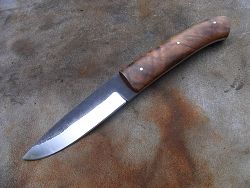 Couteau manche en noyer avec lame en acier carbone xc75 OXYDABLE avec une finition brut de forge.