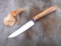 Couteau de cuisine forgé, manche en olivier avec lame en acier xc75.