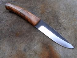 Couteau manche en noyer avec lame en acier carbone xc75 OXYDABLE avec une finition brut de forge.