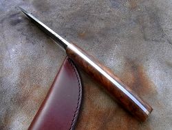 Couteau manche en noyer avec lame acier carbone xc75 OXYDABLE avec une finition brut de forge, guillochage du dos de lame