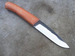 Couteau manche en bois d'if avec lame en acier carbone xc75 OXYDABLE avec une finition brut de forge.