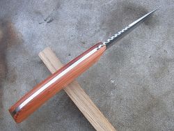 Couteau de cuisine, manche en bois d'if avec lame acier carbone xc75 OXYDABLE avec une finition brut de forge, guillochage du dos de lame
