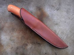 Couteau livré dans son étui de protection en cuir.