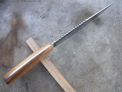 Couteau de cuisine forgé, manche en chêne avec lame en acier xc75, guillochage du dos la lame.