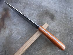 Couteau de cuisine forgé, manche en bois d'if avec lame en acier xc75, guillochage du dos de la lame.