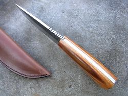 Guillochage du couteau, manche en corne de buffle avec lame en acier forgé.