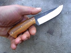 Couteau L.Lataste forgé, présentation tenue en main.
