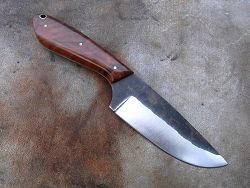 Couteau L.LATASTE manche en noyer avec lame en acier forgé.