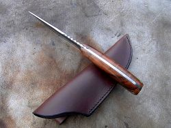 Couteau L.LATASTE manche morado avec lame en acier forgé, guillochage et œillet traversant.
