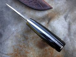 Couteau L.LATASTE manche morado avec lame en acier forgé, guillochage et œillet traversant.