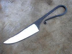 Couteau forgé manche en olivier avec lame en acier.