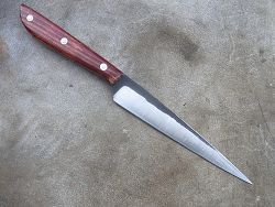 Couteau lame lancette forgé manche en padouk avec lame en acier carbone.