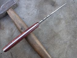 Couteau lame lancette forgé manche en padouk avec lame en acier carbone, guillochage