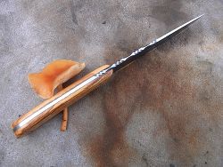 Couteau à huitre en os teinté et lame damas d'une seule pièce.