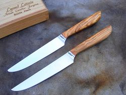 Couteaux de table L.LATASTE manches en olivier avec lames en acier inoxydable.