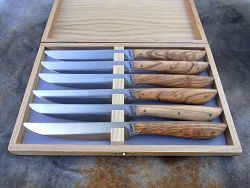 Couteaux de table L.LATASTE coffret 2 pièces avec manches en olivier.