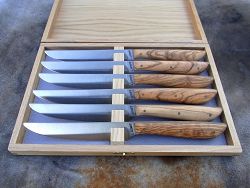 Couteaux de table L.LATASTE coffret 6 pièces avec manches en olivier.
