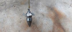 Pendule damas forgé L.LATASTE avec perle en ivoire de mammouth fossilisé.