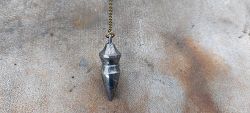 Pendule damas forgé L.LATASTE avec perle en ivoire de mammouth fossilisé.