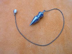 Pendule damas forgé L.LATASTE avec perle en ivoire de mammouth fossilisé.