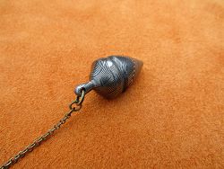Pendule damas forgé L.LATASTE avec perle en ivoire de mammouth fossilisé.