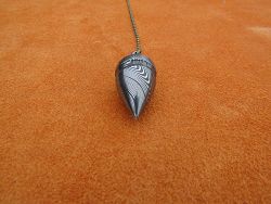 Pendule damas forgé L.LATASTE avec perle en ivoire de mammouth fossilisé.