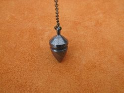 Pendule damas forgé L.LATASTE avec perle en ivoire de mammouth fossilisé.